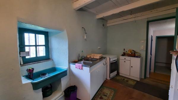 Corps de ferme avec maison d'habitation à  Saint Pierre Roche avec Grange et Dépendances