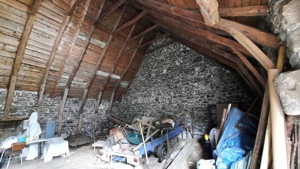 Corps de ferme avec maison d'habitation à  Saint Pierre Roche avec Grange et Dépendances