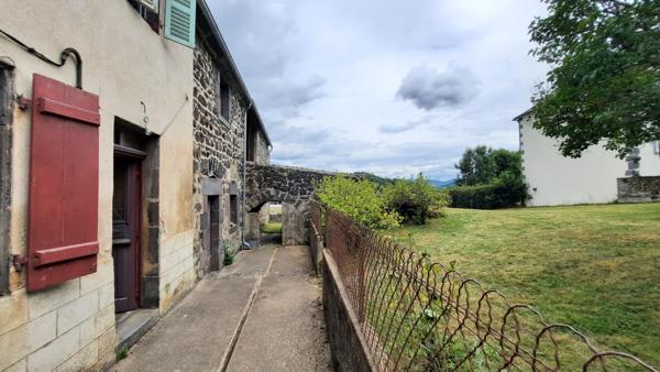 Corps de ferme avec maison d'habitation à  Saint Pierre Roche avec Grange et Dépendances