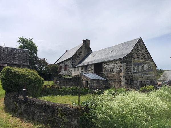 Corps de ferme avec maison d'habitation à  Saint Pierre Roche avec Grange et Dépendances