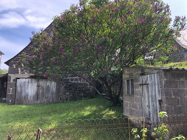 Corps de ferme avec maison d'habitation à  Saint Pierre Roche avec Grange et Dépendances