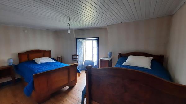 Corps de ferme avec maison d'habitation à  Saint Pierre Roche avec Grange et Dépendances