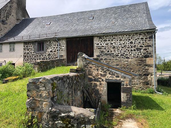 Corps de ferme avec maison d'habitation à  Saint Pierre Roche avec Grange et Dépendances