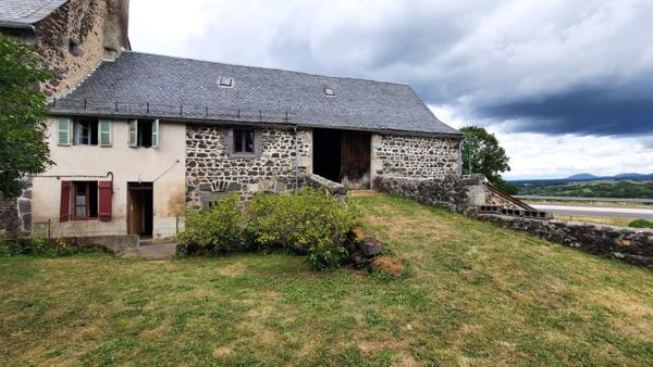 Corps de ferme avec maison d'habitation à  Saint Pierre Roche avec Grange et Dépendances