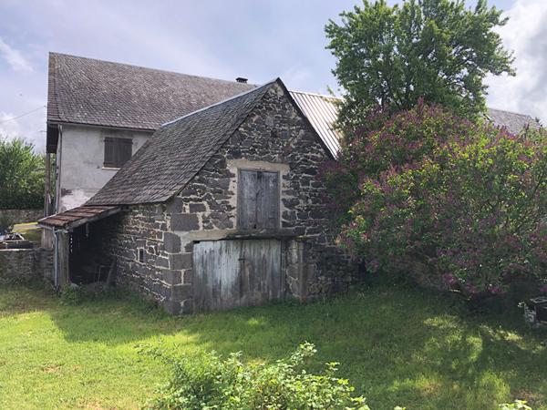 Corps de ferme avec maison d'habitation à  Saint Pierre Roche avec Grange et Dépendances