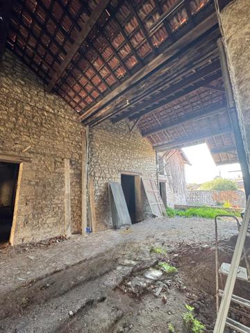 Maison d'habitation et hangars en pierre