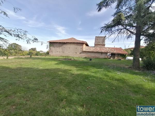 Maison classée au patrimoine d'une superficie de 378 m² habitables sur une parcelle de 5464 m² - Varennes