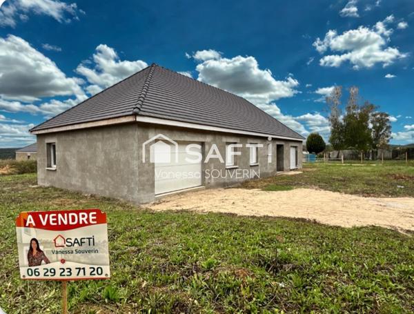 Vaste maison avec garage en cours de construction