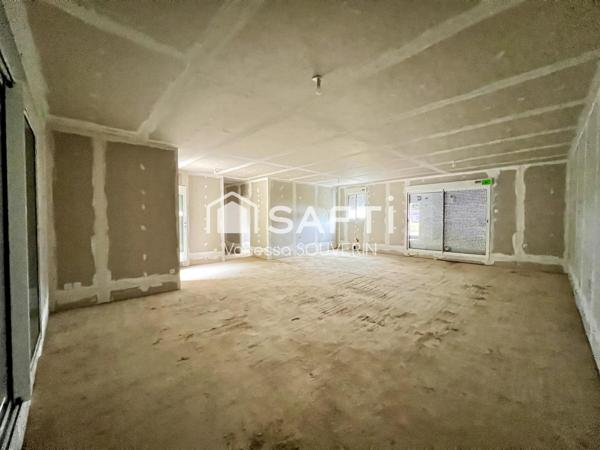 Vaste maison avec garage en cours de construction