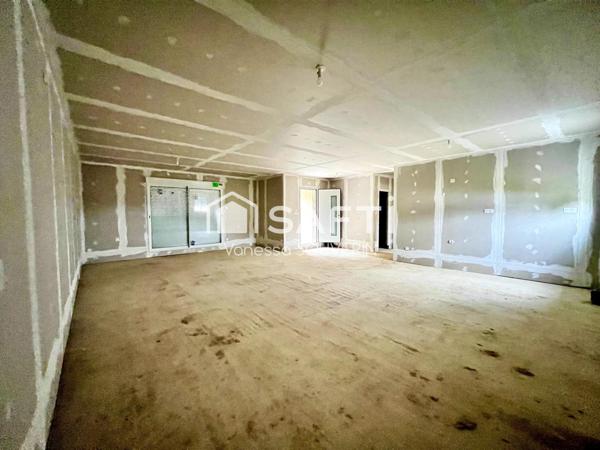 Vaste maison avec garage en cours de construction