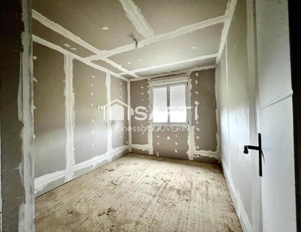 Vaste maison avec garage en cours de construction