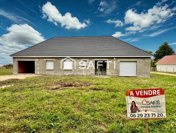 Vaste maison avec garage en cours de construction