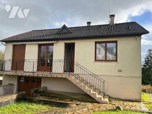 Maison sur sous-sol comprenant :
une entrée, une cuisine ouverte sur séjour, trois chambres, s...