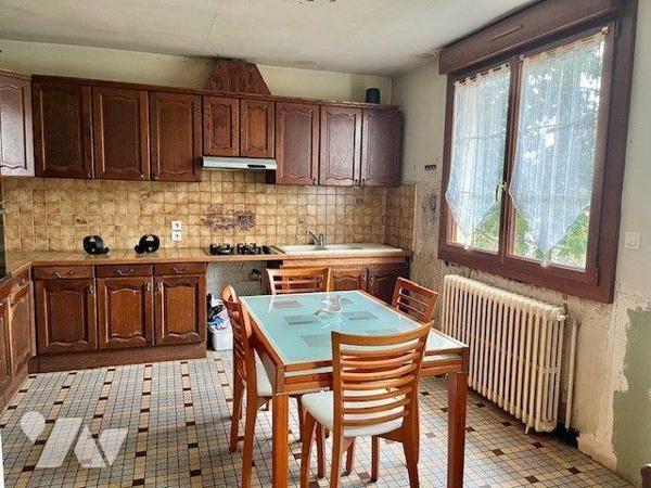 Maison sur sous-sol comprenant :
une entrée, une cuisine ouverte sur séjour, trois chambres, s...