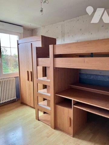 Maison sur sous-sol comprenant :
une entrée, une cuisine ouverte sur séjour, trois chambres, s...