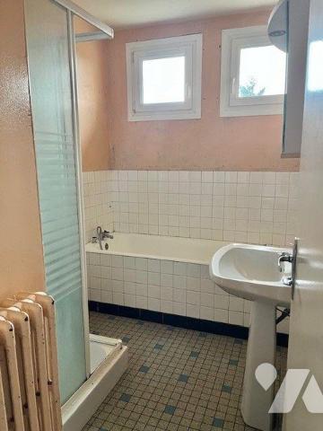 Maison sur sous-sol comprenant :
une entrée, une cuisine ouverte sur séjour, trois chambres, s...