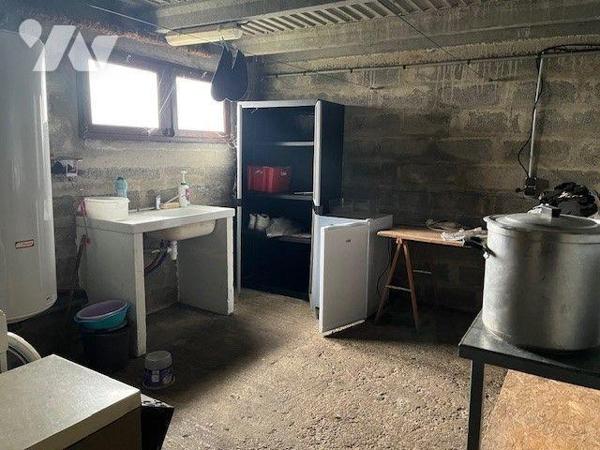 Maison sur sous-sol comprenant :
une entrée, une cuisine ouverte sur séjour, trois chambres, s...