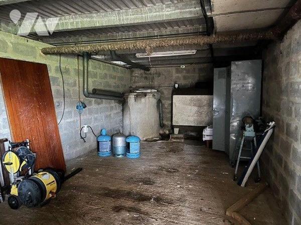 Maison sur sous-sol comprenant :
une entrée, une cuisine ouverte sur séjour, trois chambres, s...