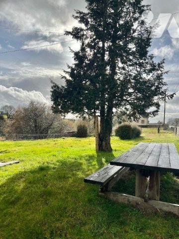 Maison sur sous-sol comprenant :
une entrée, une cuisine ouverte sur séjour, trois chambres, s...