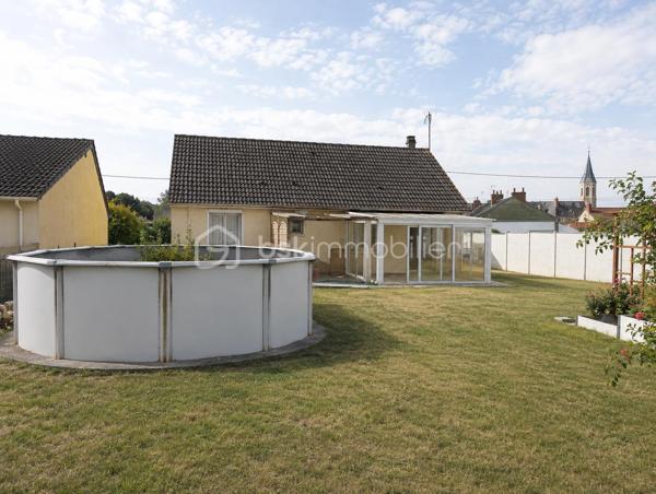 Votre conseillère Shana WURMSER vous propose en exclusivité ce pavillon de plain-pied situé sur la commune de Sault-Saint-Remy, dans un environnement calme et verdoyant.

Idéalement implanté à proximité de l'axe reliant Rethel et Reims, ce bien permet de rejoindre Rethel en environ 20 minutes et Reims en 30 à 35 minutes, un véritable atout pour les actifs souhaitant allier tranquillité et facilité de déplacement. La commune bénéficie également de la proximité des commodités d'Asfeld (commerces, écoles, collège, pharmacie, médecins, supermarché...) situées à moins de 10 minutes.

Le pavillon se compose d 'une entrée, une agréable pièce de vie salon/salle à manger, avec accès direct à la véranda et au jardin, une cuisine équipée, trois chambres et une salle d'eau avec WC.

À l'extérieur, vous profiterez d'un vaste jardin entourant la maison, ainsi que d'un garage complet offrant un bel espace de stationnement et de stockage.

Les + :

* Pavillon de plain-pied
* Véranda
* Grand jardin
* Garage
* Environnement calme
* Accès rapide vers Reims et Rethel

Des travaux d'isolation, reprise électrique, façade ainsi qu'une remise au goût du jour permettront de révéler tout le potentiel de cette maison et d'en faire un véritable cocon familial.

Assainissement : fosse septique.
