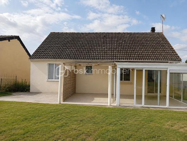 Votre conseillère Shana WURMSER vous propose en exclusivité ce pavillon de plain-pied situé sur la commune de Sault-Saint-Remy, dans un environnement calme et verdoyant.

Idéalement implanté à proximité de l'axe reliant Rethel et Reims, ce bien permet de rejoindre Rethel en environ 20 minutes et Reims en 30 à 35 minutes, un véritable atout pour les actifs souhaitant allier tranquillité et facilité de déplacement. La commune bénéficie également de la proximité des commodités d'Asfeld (commerces, écoles, collège, pharmacie, médecins, supermarché...) situées à moins de 10 minutes.

Le pavillon se compose d 'une entrée, une agréable pièce de vie salon/salle à manger, avec accès direct à la véranda et au jardin, une cuisine équipée, trois chambres et une salle d'eau avec WC.

À l'extérieur, vous profiterez d'un vaste jardin entourant la maison, ainsi que d'un garage complet offrant un bel espace de stationnement et de stockage.

Les + :

* Pavillon de plain-pied
* Véranda
* Grand jardin
* Garage
* Environnement calme
* Accès rapide vers Reims et Rethel

Des travaux d'isolation, reprise électrique, façade ainsi qu'une remise au goût du jour permettront de révéler tout le potentiel de cette maison et d'en faire un véritable cocon familial.

Assainissement : fosse septique.