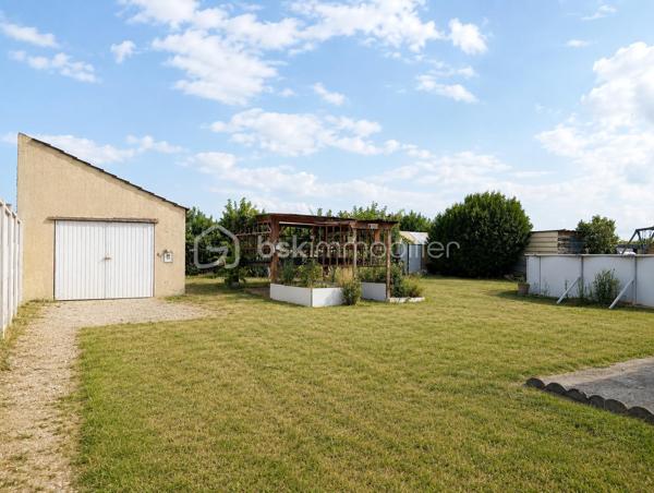 Votre conseillère Shana WURMSER vous propose en exclusivité ce pavillon de plain-pied situé sur la commune de Sault-Saint-Remy, dans un environnement calme et verdoyant.

Idéalement implanté à proximité de l'axe reliant Rethel et Reims, ce bien permet de rejoindre Rethel en environ 20 minutes et Reims en 30 à 35 minutes, un véritable atout pour les actifs souhaitant allier tranquillité et facilité de déplacement. La commune bénéficie également de la proximité des commodités d'Asfeld (commerces, écoles, collège, pharmacie, médecins, supermarché...) situées à moins de 10 minutes.

Le pavillon se compose d 'une entrée, une agréable pièce de vie salon/salle à manger, avec accès direct à la véranda et au jardin, une cuisine équipée, trois chambres et une salle d'eau avec WC.

À l'extérieur, vous profiterez d'un vaste jardin entourant la maison, ainsi que d'un garage complet offrant un bel espace de stationnement et de stockage.

Les + :

* Pavillon de plain-pied
* Véranda
* Grand jardin
* Garage
* Environnement calme
* Accès rapide vers Reims et Rethel

Des travaux d'isolation, reprise électrique, façade ainsi qu'une remise au goût du jour permettront de révéler tout le potentiel de cette maison et d'en faire un véritable cocon familial.

Assainissement : fosse septique.