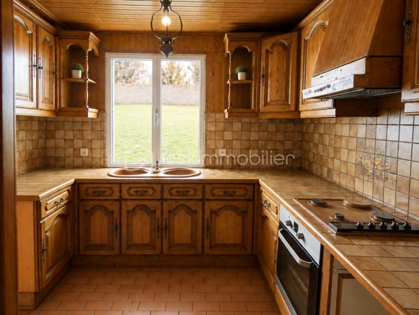 Votre conseillère Shana WURMSER vous propose en exclusivité ce pavillon de plain-pied situé sur la commune de Sault-Saint-Remy, dans un environnement calme et verdoyant.

Idéalement implanté à proximité de l'axe reliant Rethel et Reims, ce bien permet de rejoindre Rethel en environ 20 minutes et Reims en 30 à 35 minutes, un véritable atout pour les actifs souhaitant allier tranquillité et facilité de déplacement. La commune bénéficie également de la proximité des commodités d'Asfeld (commerces, écoles, collège, pharmacie, médecins, supermarché...) situées à moins de 10 minutes.

Le pavillon se compose d 'une entrée, une agréable pièce de vie salon/salle à manger, avec accès direct à la véranda et au jardin, une cuisine équipée, trois chambres et une salle d'eau avec WC.

À l'extérieur, vous profiterez d'un vaste jardin entourant la maison, ainsi que d'un garage complet offrant un bel espace de stationnement et de stockage.

Les + :

* Pavillon de plain-pied
* Véranda
* Grand jardin
* Garage
* Environnement calme
* Accès rapide vers Reims et Rethel

Des travaux d'isolation, reprise électrique, façade ainsi qu'une remise au goût du jour permettront de révéler tout le potentiel de cette maison et d'en faire un véritable cocon familial.

Assainissement : fosse septique.