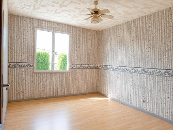 Votre conseillère Shana WURMSER vous propose en exclusivité ce pavillon de plain-pied situé sur la commune de Sault-Saint-Remy, dans un environnement calme et verdoyant.

Idéalement implanté à proximité de l'axe reliant Rethel et Reims, ce bien permet de rejoindre Rethel en environ 20 minutes et Reims en 30 à 35 minutes, un véritable atout pour les actifs souhaitant allier tranquillité et facilité de déplacement. La commune bénéficie également de la proximité des commodités d'Asfeld (commerces, écoles, collège, pharmacie, médecins, supermarché...) situées à moins de 10 minutes.

Le pavillon se compose d 'une entrée, une agréable pièce de vie salon/salle à manger, avec accès direct à la véranda et au jardin, une cuisine équipée, trois chambres et une salle d'eau avec WC.

À l'extérieur, vous profiterez d'un vaste jardin entourant la maison, ainsi que d'un garage complet offrant un bel espace de stationnement et de stockage.

Les + :

* Pavillon de plain-pied
* Véranda
* Grand jardin
* Garage
* Environnement calme
* Accès rapide vers Reims et Rethel

Des travaux d'isolation, reprise électrique, façade ainsi qu'une remise au goût du jour permettront de révéler tout le potentiel de cette maison et d'en faire un véritable cocon familial.

Assainissement : fosse septique.