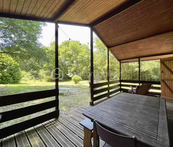 Chalet au bord d'un ruisseau dans un secteur calme sans vis-à-vis.

Il se compose :
- D'un salon/séjour.
- D'une cuisine.
- D'une mezzanine avec couchage.
- D'une terrasse.

Ce chalet non relié à l’eau et à l’électricité est situé sur une parcelle agricole de 7360 m2.