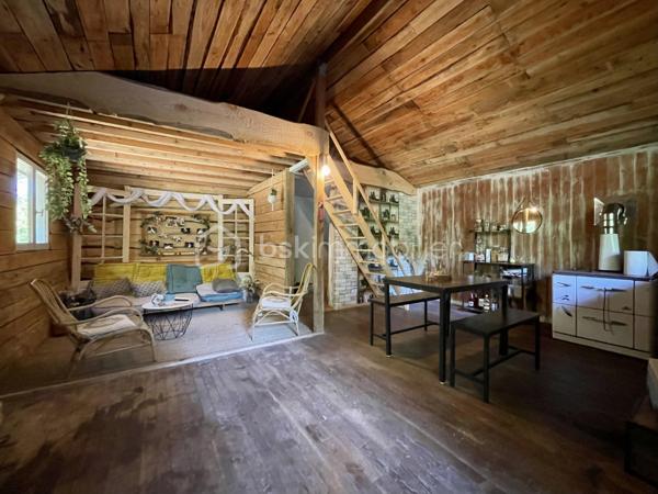 Chalet au bord d'un ruisseau dans un secteur calme sans vis-à-vis.

Il se compose :
- D'un salon/séjour.
- D'une cuisine.
- D'une mezzanine avec couchage.
- D'une terrasse.

Ce chalet non relié à l’eau et à l’électricité est situé sur une parcelle agricole de 7360 m2.