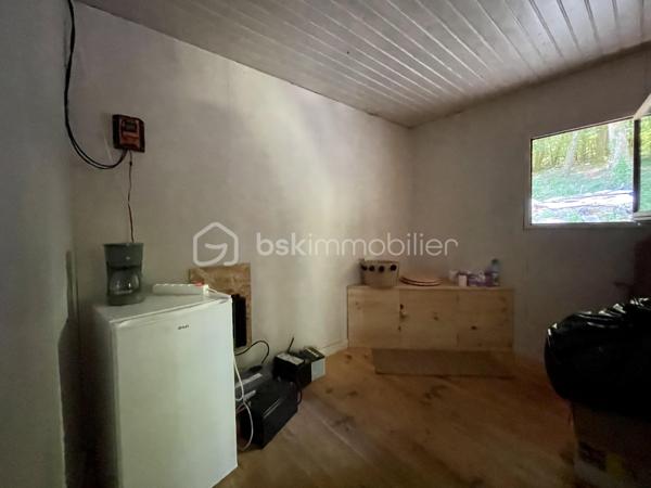 Chalet au bord d'un ruisseau dans un secteur calme sans vis-à-vis.

Il se compose :
- D'un salon/séjour.
- D'une cuisine.
- D'une mezzanine avec couchage.
- D'une terrasse.

Ce chalet non relié à l’eau et à l’électricité est situé sur une parcelle agricole de 7360 m2.