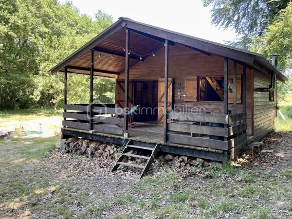 Chalet au bord d'un ruisseau dans un secteur calme sans vis-à-vis.

Il se compose :
- D'un salon/séjour.
- D'une cuisine.
- D'une mezzanine avec couchage.
- D'une terrasse.

Ce chalet non relié à l’eau et à l’électricité est situé sur une parcelle agricole de 7360 m2.