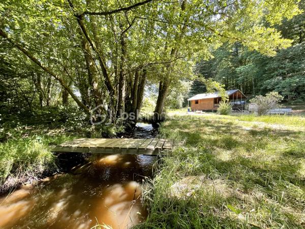 Chalet au bord d'un ruisseau dans un secteur calme sans vis-à-vis.

Il se compose :
- D'un salon/séjour.
- D'une cuisine.
- D'une mezzanine avec couchage.
- D'une terrasse.

Ce chalet non relié à l’eau et à l’électricité est situé sur une parcelle agricole de 7360 m2.