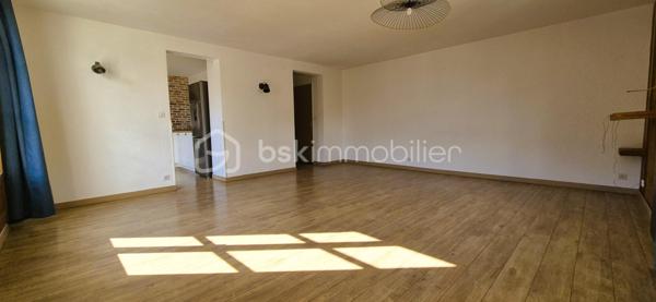 🏡🏔️ GRAND APPARTEMENT DUPLEX – CENTRE VILLAGE D’ALLOS – 110 m²
Au cœur du village d’Allos, idéalement situé en plein centre, au-dessus du Carrefour Contact et à proximité immédiate de toutes les commodités, découvrez ce grand appartement en duplex de 110M² (97 m²en loi carrez), lumineux et agréable à vivre. 🌞🌿
Situé dans une commune dynamique été comme hiver, aux portes du Parc National du Mercantour et proche des stations du Seignus et de La Foux d’Allos, ce bien offre un cadre de vie idéal à la montagne. ⛷️🚵‍♂️
________________________________________
✨ DESCRIPTIF DU BIEN
•	Type : Appartement duplex 
•	Surface : 110 m² au sol
•	Exposition : Sud / Ouest ☀️ 
•	État général : bon état, remis au goût du jour 
________________________________________
🏡 AGENCEMENT
🔹 Rez-de-chaussée :
•	🛋️ Grand salon / séjour de 28 m², lumineux et convivial, 
•	🍽️ Cuisine séparée et équipée, 
•	👗 Dressing / buanderie, 
•	🚽 Toilettes indépendantes. 
🔹 À l’étage :
•	🛏️ 3 chambres, 
•	🚿 Salle d’eau avec WC. 
________________________________________
🌄 EXTÉRIEUR & ANNEXES
•	🌞 Balcon exposé Sud/Ouest, 
•	🎿 Casier à skis, 
•	🅿️ Parking communal à proximité immédiate. 
________________________________________
🔧 CONFORT & POTENTIEL
•	Appartement très lumineux, 
•	Volumes agréables et fonctionnels, 
•	Bien entretenu et habitable immédiatement, 
•	Quelques travaux d’amélioration possibles : 
o	remplacement des menuiseries, 
o	rénovation des volets. 
👉 Un beau potentiel pour personnaliser ce bien à votre goût.
________________________________________
📍 ENVIRONNEMENT
•	🏡 En plein centre du village d’Allos, 
•	⛷️ Proche des stations de ski du Seignus et de La Foux d’Allos, 
•	🚵‍♂️ Activités été/hiver : ski, VTT, randonnée, nature, 
•	🌿 Aux portes du Parc National du Mercantour, 
•	💧 À proximité des Gorges du Verdon. 
________________________________________
✨ Un appartement spacieux et idéalement situé, parfait pour une résidence principale, secondaire ou un investissement locatif familial
📞 Pour plus d’informations ou organiser une visite, contactez-moi sans hésiter 😊