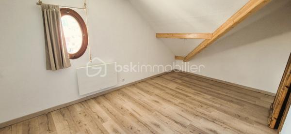 🏡🏔️ GRAND APPARTEMENT DUPLEX – CENTRE VILLAGE D’ALLOS – 110 m²
Au cœur du village d’Allos, idéalement situé en plein centre, au-dessus du Carrefour Contact et à proximité immédiate de toutes les commodités, découvrez ce grand appartement en duplex de 110M² (97 m²en loi carrez), lumineux et agréable à vivre. 🌞🌿
Situé dans une commune dynamique été comme hiver, aux portes du Parc National du Mercantour et proche des stations du Seignus et de La Foux d’Allos, ce bien offre un cadre de vie idéal à la montagne. ⛷️🚵‍♂️
________________________________________
✨ DESCRIPTIF DU BIEN
•	Type : Appartement duplex 
•	Surface : 110 m² au sol
•	Exposition : Sud / Ouest ☀️ 
•	État général : bon état, remis au goût du jour 
________________________________________
🏡 AGENCEMENT
🔹 Rez-de-chaussée :
•	🛋️ Grand salon / séjour de 28 m², lumineux et convivial, 
•	🍽️ Cuisine séparée et équipée, 
•	👗 Dressing / buanderie, 
•	🚽 Toilettes indépendantes. 
🔹 À l’étage :
•	🛏️ 3 chambres, 
•	🚿 Salle d’eau avec WC. 
________________________________________
🌄 EXTÉRIEUR & ANNEXES
•	🌞 Balcon exposé Sud/Ouest, 
•	🎿 Casier à skis, 
•	🅿️ Parking communal à proximité immédiate. 
________________________________________
🔧 CONFORT & POTENTIEL
•	Appartement très lumineux, 
•	Volumes agréables et fonctionnels, 
•	Bien entretenu et habitable immédiatement, 
•	Quelques travaux d’amélioration possibles : 
o	remplacement des menuiseries, 
o	rénovation des volets. 
👉 Un beau potentiel pour personnaliser ce bien à votre goût.
________________________________________
📍 ENVIRONNEMENT
•	🏡 En plein centre du village d’Allos, 
•	⛷️ Proche des stations de ski du Seignus et de La Foux d’Allos, 
•	🚵‍♂️ Activités été/hiver : ski, VTT, randonnée, nature, 
•	🌿 Aux portes du Parc National du Mercantour, 
•	💧 À proximité des Gorges du Verdon. 
________________________________________
✨ Un appartement spacieux et idéalement situé, parfait pour une résidence principale, secondaire ou un investissement locatif familial
📞 Pour plus d’informations ou organiser une visite, contactez-moi sans hésiter 😊