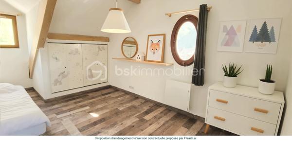 🏡🏔️ GRAND APPARTEMENT DUPLEX – CENTRE VILLAGE D’ALLOS – 110 m²
Au cœur du village d’Allos, idéalement situé en plein centre, au-dessus du Carrefour Contact et à proximité immédiate de toutes les commodités, découvrez ce grand appartement en duplex de 110M² (97 m²en loi carrez), lumineux et agréable à vivre. 🌞🌿
Situé dans une commune dynamique été comme hiver, aux portes du Parc National du Mercantour et proche des stations du Seignus et de La Foux d’Allos, ce bien offre un cadre de vie idéal à la montagne. ⛷️🚵‍♂️
________________________________________
✨ DESCRIPTIF DU BIEN
•	Type : Appartement duplex 
•	Surface : 110 m² au sol
•	Exposition : Sud / Ouest ☀️ 
•	État général : bon état, remis au goût du jour 
________________________________________
🏡 AGENCEMENT
🔹 Rez-de-chaussée :
•	🛋️ Grand salon / séjour de 28 m², lumineux et convivial, 
•	🍽️ Cuisine séparée et équipée, 
•	👗 Dressing / buanderie, 
•	🚽 Toilettes indépendantes. 
🔹 À l’étage :
•	🛏️ 3 chambres, 
•	🚿 Salle d’eau avec WC. 
________________________________________
🌄 EXTÉRIEUR & ANNEXES
•	🌞 Balcon exposé Sud/Ouest, 
•	🎿 Casier à skis, 
•	🅿️ Parking communal à proximité immédiate. 
________________________________________
🔧 CONFORT & POTENTIEL
•	Appartement très lumineux, 
•	Volumes agréables et fonctionnels, 
•	Bien entretenu et habitable immédiatement, 
•	Quelques travaux d’amélioration possibles : 
o	remplacement des menuiseries, 
o	rénovation des volets. 
👉 Un beau potentiel pour personnaliser ce bien à votre goût.
________________________________________
📍 ENVIRONNEMENT
•	🏡 En plein centre du village d’Allos, 
•	⛷️ Proche des stations de ski du Seignus et de La Foux d’Allos, 
•	🚵‍♂️ Activités été/hiver : ski, VTT, randonnée, nature, 
•	🌿 Aux portes du Parc National du Mercantour, 
•	💧 À proximité des Gorges du Verdon. 
________________________________________
✨ Un appartement spacieux et idéalement situé, parfait pour une résidence principale, secondaire ou un investissement locatif familial
📞 Pour plus d’informations ou organiser une visite, contactez-moi sans hésiter 😊