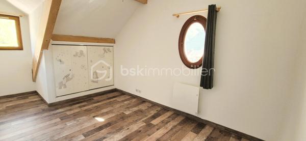 🏡🏔️ GRAND APPARTEMENT DUPLEX – CENTRE VILLAGE D’ALLOS – 110 m²
Au cœur du village d’Allos, idéalement situé en plein centre, au-dessus du Carrefour Contact et à proximité immédiate de toutes les commodités, découvrez ce grand appartement en duplex de 110M² (97 m²en loi carrez), lumineux et agréable à vivre. 🌞🌿
Situé dans une commune dynamique été comme hiver, aux portes du Parc National du Mercantour et proche des stations du Seignus et de La Foux d’Allos, ce bien offre un cadre de vie idéal à la montagne. ⛷️🚵‍♂️
________________________________________
✨ DESCRIPTIF DU BIEN
•	Type : Appartement duplex 
•	Surface : 110 m² au sol
•	Exposition : Sud / Ouest ☀️ 
•	État général : bon état, remis au goût du jour 
________________________________________
🏡 AGENCEMENT
🔹 Rez-de-chaussée :
•	🛋️ Grand salon / séjour de 28 m², lumineux et convivial, 
•	🍽️ Cuisine séparée et équipée, 
•	👗 Dressing / buanderie, 
•	🚽 Toilettes indépendantes. 
🔹 À l’étage :
•	🛏️ 3 chambres, 
•	🚿 Salle d’eau avec WC. 
________________________________________
🌄 EXTÉRIEUR & ANNEXES
•	🌞 Balcon exposé Sud/Ouest, 
•	🎿 Casier à skis, 
•	🅿️ Parking communal à proximité immédiate. 
________________________________________
🔧 CONFORT & POTENTIEL
•	Appartement très lumineux, 
•	Volumes agréables et fonctionnels, 
•	Bien entretenu et habitable immédiatement, 
•	Quelques travaux d’amélioration possibles : 
o	remplacement des menuiseries, 
o	rénovation des volets. 
👉 Un beau potentiel pour personnaliser ce bien à votre goût.
________________________________________
📍 ENVIRONNEMENT
•	🏡 En plein centre du village d’Allos, 
•	⛷️ Proche des stations de ski du Seignus et de La Foux d’Allos, 
•	🚵‍♂️ Activités été/hiver : ski, VTT, randonnée, nature, 
•	🌿 Aux portes du Parc National du Mercantour, 
•	💧 À proximité des Gorges du Verdon. 
________________________________________
✨ Un appartement spacieux et idéalement situé, parfait pour une résidence principale, secondaire ou un investissement locatif familial
📞 Pour plus d’informations ou organiser une visite, contactez-moi sans hésiter 😊