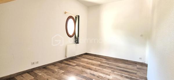 🏡🏔️ GRAND APPARTEMENT DUPLEX – CENTRE VILLAGE D’ALLOS – 110 m²
Au cœur du village d’Allos, idéalement situé en plein centre, au-dessus du Carrefour Contact et à proximité immédiate de toutes les commodités, découvrez ce grand appartement en duplex de 110M² (97 m²en loi carrez), lumineux et agréable à vivre. 🌞🌿
Situé dans une commune dynamique été comme hiver, aux portes du Parc National du Mercantour et proche des stations du Seignus et de La Foux d’Allos, ce bien offre un cadre de vie idéal à la montagne. ⛷️🚵‍♂️
________________________________________
✨ DESCRIPTIF DU BIEN
•	Type : Appartement duplex 
•	Surface : 110 m² au sol
•	Exposition : Sud / Ouest ☀️ 
•	État général : bon état, remis au goût du jour 
________________________________________
🏡 AGENCEMENT
🔹 Rez-de-chaussée :
•	🛋️ Grand salon / séjour de 28 m², lumineux et convivial, 
•	🍽️ Cuisine séparée et équipée, 
•	👗 Dressing / buanderie, 
•	🚽 Toilettes indépendantes. 
🔹 À l’étage :
•	🛏️ 3 chambres, 
•	🚿 Salle d’eau avec WC. 
________________________________________
🌄 EXTÉRIEUR & ANNEXES
•	🌞 Balcon exposé Sud/Ouest, 
•	🎿 Casier à skis, 
•	🅿️ Parking communal à proximité immédiate. 
________________________________________
🔧 CONFORT & POTENTIEL
•	Appartement très lumineux, 
•	Volumes agréables et fonctionnels, 
•	Bien entretenu et habitable immédiatement, 
•	Quelques travaux d’amélioration possibles : 
o	remplacement des menuiseries, 
o	rénovation des volets. 
👉 Un beau potentiel pour personnaliser ce bien à votre goût.
________________________________________
📍 ENVIRONNEMENT
•	🏡 En plein centre du village d’Allos, 
•	⛷️ Proche des stations de ski du Seignus et de La Foux d’Allos, 
•	🚵‍♂️ Activités été/hiver : ski, VTT, randonnée, nature, 
•	🌿 Aux portes du Parc National du Mercantour, 
•	💧 À proximité des Gorges du Verdon. 
________________________________________
✨ Un appartement spacieux et idéalement situé, parfait pour une résidence principale, secondaire ou un investissement locatif familial
📞 Pour plus d’informations ou organiser une visite, contactez-moi sans hésiter 😊