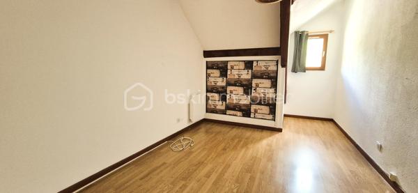 🏡🏔️ GRAND APPARTEMENT DUPLEX – CENTRE VILLAGE D’ALLOS – 110 m²
Au cœur du village d’Allos, idéalement situé en plein centre, au-dessus du Carrefour Contact et à proximité immédiate de toutes les commodités, découvrez ce grand appartement en duplex de 110M² (97 m²en loi carrez), lumineux et agréable à vivre. 🌞🌿
Situé dans une commune dynamique été comme hiver, aux portes du Parc National du Mercantour et proche des stations du Seignus et de La Foux d’Allos, ce bien offre un cadre de vie idéal à la montagne. ⛷️🚵‍♂️
________________________________________
✨ DESCRIPTIF DU BIEN
•	Type : Appartement duplex 
•	Surface : 110 m² au sol
•	Exposition : Sud / Ouest ☀️ 
•	État général : bon état, remis au goût du jour 
________________________________________
🏡 AGENCEMENT
🔹 Rez-de-chaussée :
•	🛋️ Grand salon / séjour de 28 m², lumineux et convivial, 
•	🍽️ Cuisine séparée et équipée, 
•	👗 Dressing / buanderie, 
•	🚽 Toilettes indépendantes. 
🔹 À l’étage :
•	🛏️ 3 chambres, 
•	🚿 Salle d’eau avec WC. 
________________________________________
🌄 EXTÉRIEUR & ANNEXES
•	🌞 Balcon exposé Sud/Ouest, 
•	🎿 Casier à skis, 
•	🅿️ Parking communal à proximité immédiate. 
________________________________________
🔧 CONFORT & POTENTIEL
•	Appartement très lumineux, 
•	Volumes agréables et fonctionnels, 
•	Bien entretenu et habitable immédiatement, 
•	Quelques travaux d’amélioration possibles : 
o	remplacement des menuiseries, 
o	rénovation des volets. 
👉 Un beau potentiel pour personnaliser ce bien à votre goût.
________________________________________
📍 ENVIRONNEMENT
•	🏡 En plein centre du village d’Allos, 
•	⛷️ Proche des stations de ski du Seignus et de La Foux d’Allos, 
•	🚵‍♂️ Activités été/hiver : ski, VTT, randonnée, nature, 
•	🌿 Aux portes du Parc National du Mercantour, 
•	💧 À proximité des Gorges du Verdon. 
________________________________________
✨ Un appartement spacieux et idéalement situé, parfait pour une résidence principale, secondaire ou un investissement locatif familial
📞 Pour plus d’informations ou organiser une visite, contactez-moi sans hésiter 😊