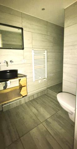 🏡🏔️ GRAND APPARTEMENT DUPLEX – CENTRE VILLAGE D’ALLOS – 110 m²
Au cœur du village d’Allos, idéalement situé en plein centre, au-dessus du Carrefour Contact et à proximité immédiate de toutes les commodités, découvrez ce grand appartement en duplex de 110M² (97 m²en loi carrez), lumineux et agréable à vivre. 🌞🌿
Situé dans une commune dynamique été comme hiver, aux portes du Parc National du Mercantour et proche des stations du Seignus et de La Foux d’Allos, ce bien offre un cadre de vie idéal à la montagne. ⛷️🚵‍♂️
________________________________________
✨ DESCRIPTIF DU BIEN
•	Type : Appartement duplex 
•	Surface : 110 m² au sol
•	Exposition : Sud / Ouest ☀️ 
•	État général : bon état, remis au goût du jour 
________________________________________
🏡 AGENCEMENT
🔹 Rez-de-chaussée :
•	🛋️ Grand salon / séjour de 28 m², lumineux et convivial, 
•	🍽️ Cuisine séparée et équipée, 
•	👗 Dressing / buanderie, 
•	🚽 Toilettes indépendantes. 
🔹 À l’étage :
•	🛏️ 3 chambres, 
•	🚿 Salle d’eau avec WC. 
________________________________________
🌄 EXTÉRIEUR & ANNEXES
•	🌞 Balcon exposé Sud/Ouest, 
•	🎿 Casier à skis, 
•	🅿️ Parking communal à proximité immédiate. 
________________________________________
🔧 CONFORT & POTENTIEL
•	Appartement très lumineux, 
•	Volumes agréables et fonctionnels, 
•	Bien entretenu et habitable immédiatement, 
•	Quelques travaux d’amélioration possibles : 
o	remplacement des menuiseries, 
o	rénovation des volets. 
👉 Un beau potentiel pour personnaliser ce bien à votre goût.
________________________________________
📍 ENVIRONNEMENT
•	🏡 En plein centre du village d’Allos, 
•	⛷️ Proche des stations de ski du Seignus et de La Foux d’Allos, 
•	🚵‍♂️ Activités été/hiver : ski, VTT, randonnée, nature, 
•	🌿 Aux portes du Parc National du Mercantour, 
•	💧 À proximité des Gorges du Verdon. 
________________________________________
✨ Un appartement spacieux et idéalement situé, parfait pour une résidence principale, secondaire ou un investissement locatif familial
📞 Pour plus d’informations ou organiser une visite, contactez-moi sans hésiter 😊