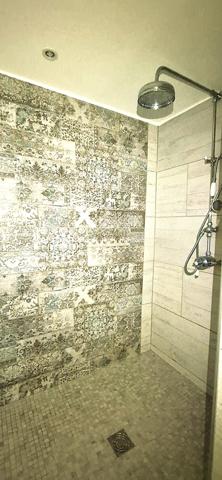 🏡🏔️ GRAND APPARTEMENT DUPLEX – CENTRE VILLAGE D’ALLOS – 110 m²
Au cœur du village d’Allos, idéalement situé en plein centre, au-dessus du Carrefour Contact et à proximité immédiate de toutes les commodités, découvrez ce grand appartement en duplex de 110M² (97 m²en loi carrez), lumineux et agréable à vivre. 🌞🌿
Situé dans une commune dynamique été comme hiver, aux portes du Parc National du Mercantour et proche des stations du Seignus et de La Foux d’Allos, ce bien offre un cadre de vie idéal à la montagne. ⛷️🚵‍♂️
________________________________________
✨ DESCRIPTIF DU BIEN
•	Type : Appartement duplex 
•	Surface : 110 m² au sol
•	Exposition : Sud / Ouest ☀️ 
•	État général : bon état, remis au goût du jour 
________________________________________
🏡 AGENCEMENT
🔹 Rez-de-chaussée :
•	🛋️ Grand salon / séjour de 28 m², lumineux et convivial, 
•	🍽️ Cuisine séparée et équipée, 
•	👗 Dressing / buanderie, 
•	🚽 Toilettes indépendantes. 
🔹 À l’étage :
•	🛏️ 3 chambres, 
•	🚿 Salle d’eau avec WC. 
________________________________________
🌄 EXTÉRIEUR & ANNEXES
•	🌞 Balcon exposé Sud/Ouest, 
•	🎿 Casier à skis, 
•	🅿️ Parking communal à proximité immédiate. 
________________________________________
🔧 CONFORT & POTENTIEL
•	Appartement très lumineux, 
•	Volumes agréables et fonctionnels, 
•	Bien entretenu et habitable immédiatement, 
•	Quelques travaux d’amélioration possibles : 
o	remplacement des menuiseries, 
o	rénovation des volets. 
👉 Un beau potentiel pour personnaliser ce bien à votre goût.
________________________________________
📍 ENVIRONNEMENT
•	🏡 En plein centre du village d’Allos, 
•	⛷️ Proche des stations de ski du Seignus et de La Foux d’Allos, 
•	🚵‍♂️ Activités été/hiver : ski, VTT, randonnée, nature, 
•	🌿 Aux portes du Parc National du Mercantour, 
•	💧 À proximité des Gorges du Verdon. 
________________________________________
✨ Un appartement spacieux et idéalement situé, parfait pour une résidence principale, secondaire ou un investissement locatif familial
📞 Pour plus d’informations ou organiser une visite, contactez-moi sans hésiter 😊