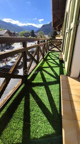 🏡🏔️ GRAND APPARTEMENT DUPLEX – CENTRE VILLAGE D’ALLOS – 110 m²
Au cœur du village d’Allos, idéalement situé en plein centre, au-dessus du Carrefour Contact et à proximité immédiate de toutes les commodités, découvrez ce grand appartement en duplex de 110M² (97 m²en loi carrez), lumineux et agréable à vivre. 🌞🌿
Situé dans une commune dynamique été comme hiver, aux portes du Parc National du Mercantour et proche des stations du Seignus et de La Foux d’Allos, ce bien offre un cadre de vie idéal à la montagne. ⛷️🚵‍♂️
________________________________________
✨ DESCRIPTIF DU BIEN
•	Type : Appartement duplex 
•	Surface : 110 m² au sol
•	Exposition : Sud / Ouest ☀️ 
•	État général : bon état, remis au goût du jour 
________________________________________
🏡 AGENCEMENT
🔹 Rez-de-chaussée :
•	🛋️ Grand salon / séjour de 28 m², lumineux et convivial, 
•	🍽️ Cuisine séparée et équipée, 
•	👗 Dressing / buanderie, 
•	🚽 Toilettes indépendantes. 
🔹 À l’étage :
•	🛏️ 3 chambres, 
•	🚿 Salle d’eau avec WC. 
________________________________________
🌄 EXTÉRIEUR & ANNEXES
•	🌞 Balcon exposé Sud/Ouest, 
•	🎿 Casier à skis, 
•	🅿️ Parking communal à proximité immédiate. 
________________________________________
🔧 CONFORT & POTENTIEL
•	Appartement très lumineux, 
•	Volumes agréables et fonctionnels, 
•	Bien entretenu et habitable immédiatement, 
•	Quelques travaux d’amélioration possibles : 
o	remplacement des menuiseries, 
o	rénovation des volets. 
👉 Un beau potentiel pour personnaliser ce bien à votre goût.
________________________________________
📍 ENVIRONNEMENT
•	🏡 En plein centre du village d’Allos, 
•	⛷️ Proche des stations de ski du Seignus et de La Foux d’Allos, 
•	🚵‍♂️ Activités été/hiver : ski, VTT, randonnée, nature, 
•	🌿 Aux portes du Parc National du Mercantour, 
•	💧 À proximité des Gorges du Verdon. 
________________________________________
✨ Un appartement spacieux et idéalement situé, parfait pour une résidence principale, secondaire ou un investissement locatif familial
📞 Pour plus d’informations ou organiser une visite, contactez-moi sans hésiter 😊