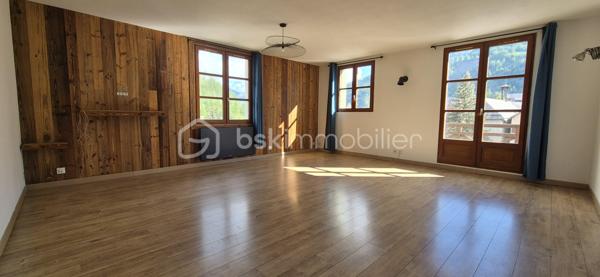 🏡🏔️ GRAND APPARTEMENT DUPLEX – CENTRE VILLAGE D’ALLOS – 110 m²
Au cœur du village d’Allos, idéalement situé en plein centre, au-dessus du Carrefour Contact et à proximité immédiate de toutes les commodités, découvrez ce grand appartement en duplex de 110M² (97 m²en loi carrez), lumineux et agréable à vivre. 🌞🌿
Situé dans une commune dynamique été comme hiver, aux portes du Parc National du Mercantour et proche des stations du Seignus et de La Foux d’Allos, ce bien offre un cadre de vie idéal à la montagne. ⛷️🚵‍♂️
________________________________________
✨ DESCRIPTIF DU BIEN
•	Type : Appartement duplex 
•	Surface : 110 m² au sol
•	Exposition : Sud / Ouest ☀️ 
•	État général : bon état, remis au goût du jour 
________________________________________
🏡 AGENCEMENT
🔹 Rez-de-chaussée :
•	🛋️ Grand salon / séjour de 28 m², lumineux et convivial, 
•	🍽️ Cuisine séparée et équipée, 
•	👗 Dressing / buanderie, 
•	🚽 Toilettes indépendantes. 
🔹 À l’étage :
•	🛏️ 3 chambres, 
•	🚿 Salle d’eau avec WC. 
________________________________________
🌄 EXTÉRIEUR & ANNEXES
•	🌞 Balcon exposé Sud/Ouest, 
•	🎿 Casier à skis, 
•	🅿️ Parking communal à proximité immédiate. 
________________________________________
🔧 CONFORT & POTENTIEL
•	Appartement très lumineux, 
•	Volumes agréables et fonctionnels, 
•	Bien entretenu et habitable immédiatement, 
•	Quelques travaux d’amélioration possibles : 
o	remplacement des menuiseries, 
o	rénovation des volets. 
👉 Un beau potentiel pour personnaliser ce bien à votre goût.
________________________________________
📍 ENVIRONNEMENT
•	🏡 En plein centre du village d’Allos, 
•	⛷️ Proche des stations de ski du Seignus et de La Foux d’Allos, 
•	🚵‍♂️ Activités été/hiver : ski, VTT, randonnée, nature, 
•	🌿 Aux portes du Parc National du Mercantour, 
•	💧 À proximité des Gorges du Verdon. 
________________________________________
✨ Un appartement spacieux et idéalement situé, parfait pour une résidence principale, secondaire ou un investissement locatif familial
📞 Pour plus d’informations ou organiser une visite, contactez-moi sans hésiter 😊