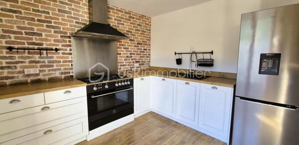🏡🏔️ GRAND APPARTEMENT DUPLEX – CENTRE VILLAGE D’ALLOS – 110 m²
Au cœur du village d’Allos, idéalement situé en plein centre, au-dessus du Carrefour Contact et à proximité immédiate de toutes les commodités, découvrez ce grand appartement en duplex de 110M² (97 m²en loi carrez), lumineux et agréable à vivre. 🌞🌿
Situé dans une commune dynamique été comme hiver, aux portes du Parc National du Mercantour et proche des stations du Seignus et de La Foux d’Allos, ce bien offre un cadre de vie idéal à la montagne. ⛷️🚵‍♂️
________________________________________
✨ DESCRIPTIF DU BIEN
•	Type : Appartement duplex 
•	Surface : 110 m² au sol
•	Exposition : Sud / Ouest ☀️ 
•	État général : bon état, remis au goût du jour 
________________________________________
🏡 AGENCEMENT
🔹 Rez-de-chaussée :
•	🛋️ Grand salon / séjour de 28 m², lumineux et convivial, 
•	🍽️ Cuisine séparée et équipée, 
•	👗 Dressing / buanderie, 
•	🚽 Toilettes indépendantes. 
🔹 À l’étage :
•	🛏️ 3 chambres, 
•	🚿 Salle d’eau avec WC. 
________________________________________
🌄 EXTÉRIEUR & ANNEXES
•	🌞 Balcon exposé Sud/Ouest, 
•	🎿 Casier à skis, 
•	🅿️ Parking communal à proximité immédiate. 
________________________________________
🔧 CONFORT & POTENTIEL
•	Appartement très lumineux, 
•	Volumes agréables et fonctionnels, 
•	Bien entretenu et habitable immédiatement, 
•	Quelques travaux d’amélioration possibles : 
o	remplacement des menuiseries, 
o	rénovation des volets. 
👉 Un beau potentiel pour personnaliser ce bien à votre goût.
________________________________________
📍 ENVIRONNEMENT
•	🏡 En plein centre du village d’Allos, 
•	⛷️ Proche des stations de ski du Seignus et de La Foux d’Allos, 
•	🚵‍♂️ Activités été/hiver : ski, VTT, randonnée, nature, 
•	🌿 Aux portes du Parc National du Mercantour, 
•	💧 À proximité des Gorges du Verdon. 
________________________________________
✨ Un appartement spacieux et idéalement situé, parfait pour une résidence principale, secondaire ou un investissement locatif familial
📞 Pour plus d’informations ou organiser une visite, contactez-moi sans hésiter 😊