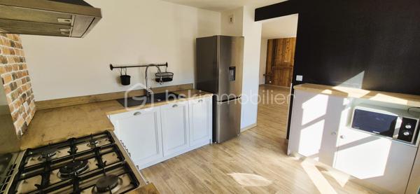 🏡🏔️ GRAND APPARTEMENT DUPLEX – CENTRE VILLAGE D’ALLOS – 110 m²
Au cœur du village d’Allos, idéalement situé en plein centre, au-dessus du Carrefour Contact et à proximité immédiate de toutes les commodités, découvrez ce grand appartement en duplex de 110M² (97 m²en loi carrez), lumineux et agréable à vivre. 🌞🌿
Situé dans une commune dynamique été comme hiver, aux portes du Parc National du Mercantour et proche des stations du Seignus et de La Foux d’Allos, ce bien offre un cadre de vie idéal à la montagne. ⛷️🚵‍♂️
________________________________________
✨ DESCRIPTIF DU BIEN
•	Type : Appartement duplex 
•	Surface : 110 m² au sol
•	Exposition : Sud / Ouest ☀️ 
•	État général : bon état, remis au goût du jour 
________________________________________
🏡 AGENCEMENT
🔹 Rez-de-chaussée :
•	🛋️ Grand salon / séjour de 28 m², lumineux et convivial, 
•	🍽️ Cuisine séparée et équipée, 
•	👗 Dressing / buanderie, 
•	🚽 Toilettes indépendantes. 
🔹 À l’étage :
•	🛏️ 3 chambres, 
•	🚿 Salle d’eau avec WC. 
________________________________________
🌄 EXTÉRIEUR & ANNEXES
•	🌞 Balcon exposé Sud/Ouest, 
•	🎿 Casier à skis, 
•	🅿️ Parking communal à proximité immédiate. 
________________________________________
🔧 CONFORT & POTENTIEL
•	Appartement très lumineux, 
•	Volumes agréables et fonctionnels, 
•	Bien entretenu et habitable immédiatement, 
•	Quelques travaux d’amélioration possibles : 
o	remplacement des menuiseries, 
o	rénovation des volets. 
👉 Un beau potentiel pour personnaliser ce bien à votre goût.
________________________________________
📍 ENVIRONNEMENT
•	🏡 En plein centre du village d’Allos, 
•	⛷️ Proche des stations de ski du Seignus et de La Foux d’Allos, 
•	🚵‍♂️ Activités été/hiver : ski, VTT, randonnée, nature, 
•	🌿 Aux portes du Parc National du Mercantour, 
•	💧 À proximité des Gorges du Verdon. 
________________________________________
✨ Un appartement spacieux et idéalement situé, parfait pour une résidence principale, secondaire ou un investissement locatif familial
📞 Pour plus d’informations ou organiser une visite, contactez-moi sans hésiter 😊