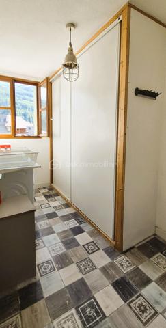 🏡🏔️ GRAND APPARTEMENT DUPLEX – CENTRE VILLAGE D’ALLOS – 110 m²
Au cœur du village d’Allos, idéalement situé en plein centre, au-dessus du Carrefour Contact et à proximité immédiate de toutes les commodités, découvrez ce grand appartement en duplex de 110M² (97 m²en loi carrez), lumineux et agréable à vivre. 🌞🌿
Situé dans une commune dynamique été comme hiver, aux portes du Parc National du Mercantour et proche des stations du Seignus et de La Foux d’Allos, ce bien offre un cadre de vie idéal à la montagne. ⛷️🚵‍♂️
________________________________________
✨ DESCRIPTIF DU BIEN
•	Type : Appartement duplex 
•	Surface : 110 m² au sol
•	Exposition : Sud / Ouest ☀️ 
•	État général : bon état, remis au goût du jour 
________________________________________
🏡 AGENCEMENT
🔹 Rez-de-chaussée :
•	🛋️ Grand salon / séjour de 28 m², lumineux et convivial, 
•	🍽️ Cuisine séparée et équipée, 
•	👗 Dressing / buanderie, 
•	🚽 Toilettes indépendantes. 
🔹 À l’étage :
•	🛏️ 3 chambres, 
•	🚿 Salle d’eau avec WC. 
________________________________________
🌄 EXTÉRIEUR & ANNEXES
•	🌞 Balcon exposé Sud/Ouest, 
•	🎿 Casier à skis, 
•	🅿️ Parking communal à proximité immédiate. 
________________________________________
🔧 CONFORT & POTENTIEL
•	Appartement très lumineux, 
•	Volumes agréables et fonctionnels, 
•	Bien entretenu et habitable immédiatement, 
•	Quelques travaux d’amélioration possibles : 
o	remplacement des menuiseries, 
o	rénovation des volets. 
👉 Un beau potentiel pour personnaliser ce bien à votre goût.
________________________________________
📍 ENVIRONNEMENT
•	🏡 En plein centre du village d’Allos, 
•	⛷️ Proche des stations de ski du Seignus et de La Foux d’Allos, 
•	🚵‍♂️ Activités été/hiver : ski, VTT, randonnée, nature, 
•	🌿 Aux portes du Parc National du Mercantour, 
•	💧 À proximité des Gorges du Verdon. 
________________________________________
✨ Un appartement spacieux et idéalement situé, parfait pour une résidence principale, secondaire ou un investissement locatif familial
📞 Pour plus d’informations ou organiser une visite, contactez-moi sans hésiter 😊