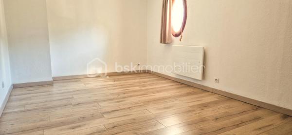 🏡🏔️ GRAND APPARTEMENT DUPLEX – CENTRE VILLAGE D’ALLOS – 110 m²
Au cœur du village d’Allos, idéalement situé en plein centre, au-dessus du Carrefour Contact et à proximité immédiate de toutes les commodités, découvrez ce grand appartement en duplex de 110M² (97 m²en loi carrez), lumineux et agréable à vivre. 🌞🌿
Situé dans une commune dynamique été comme hiver, aux portes du Parc National du Mercantour et proche des stations du Seignus et de La Foux d’Allos, ce bien offre un cadre de vie idéal à la montagne. ⛷️🚵‍♂️
________________________________________
✨ DESCRIPTIF DU BIEN
•	Type : Appartement duplex 
•	Surface : 110 m² au sol
•	Exposition : Sud / Ouest ☀️ 
•	État général : bon état, remis au goût du jour 
________________________________________
🏡 AGENCEMENT
🔹 Rez-de-chaussée :
•	🛋️ Grand salon / séjour de 28 m², lumineux et convivial, 
•	🍽️ Cuisine séparée et équipée, 
•	👗 Dressing / buanderie, 
•	🚽 Toilettes indépendantes. 
🔹 À l’étage :
•	🛏️ 3 chambres, 
•	🚿 Salle d’eau avec WC. 
________________________________________
🌄 EXTÉRIEUR & ANNEXES
•	🌞 Balcon exposé Sud/Ouest, 
•	🎿 Casier à skis, 
•	🅿️ Parking communal à proximité immédiate. 
________________________________________
🔧 CONFORT & POTENTIEL
•	Appartement très lumineux, 
•	Volumes agréables et fonctionnels, 
•	Bien entretenu et habitable immédiatement, 
•	Quelques travaux d’amélioration possibles : 
o	remplacement des menuiseries, 
o	rénovation des volets. 
👉 Un beau potentiel pour personnaliser ce bien à votre goût.
________________________________________
📍 ENVIRONNEMENT
•	🏡 En plein centre du village d’Allos, 
•	⛷️ Proche des stations de ski du Seignus et de La Foux d’Allos, 
•	🚵‍♂️ Activités été/hiver : ski, VTT, randonnée, nature, 
•	🌿 Aux portes du Parc National du Mercantour, 
•	💧 À proximité des Gorges du Verdon. 
________________________________________
✨ Un appartement spacieux et idéalement situé, parfait pour une résidence principale, secondaire ou un investissement locatif familial
📞 Pour plus d’informations ou organiser une visite, contactez-moi sans hésiter 😊