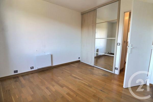 Appartement F7 Et + à vendre  5 pièces - 106,24 m2 VAUJOURS - 93