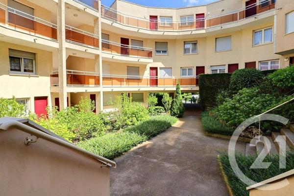 Appartement F7 Et + à vendre  5 pièces - 106,24 m2 VAUJOURS - 93