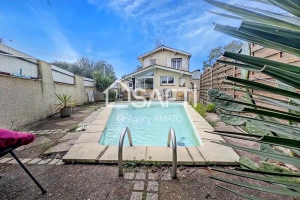 Maison familiale atypique en pierre avec piscine sur Ambares et Lagrave